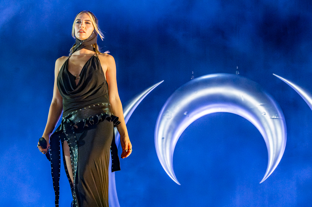 Maan @ Lowlands, picture 3, photographed by Anoek Houben - FrontView Magazine