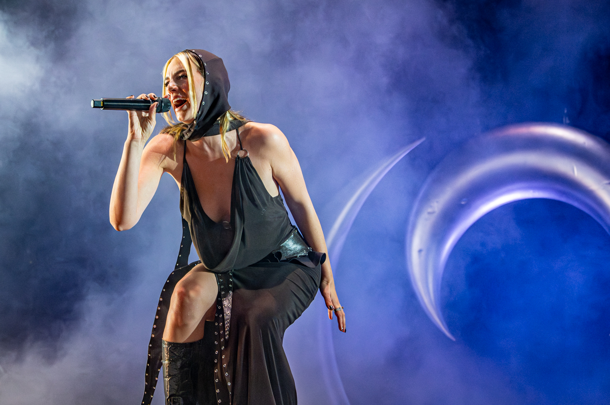 Maan @ Lowlands, picture 4, photographed by Anoek Houben - FrontView Magazine