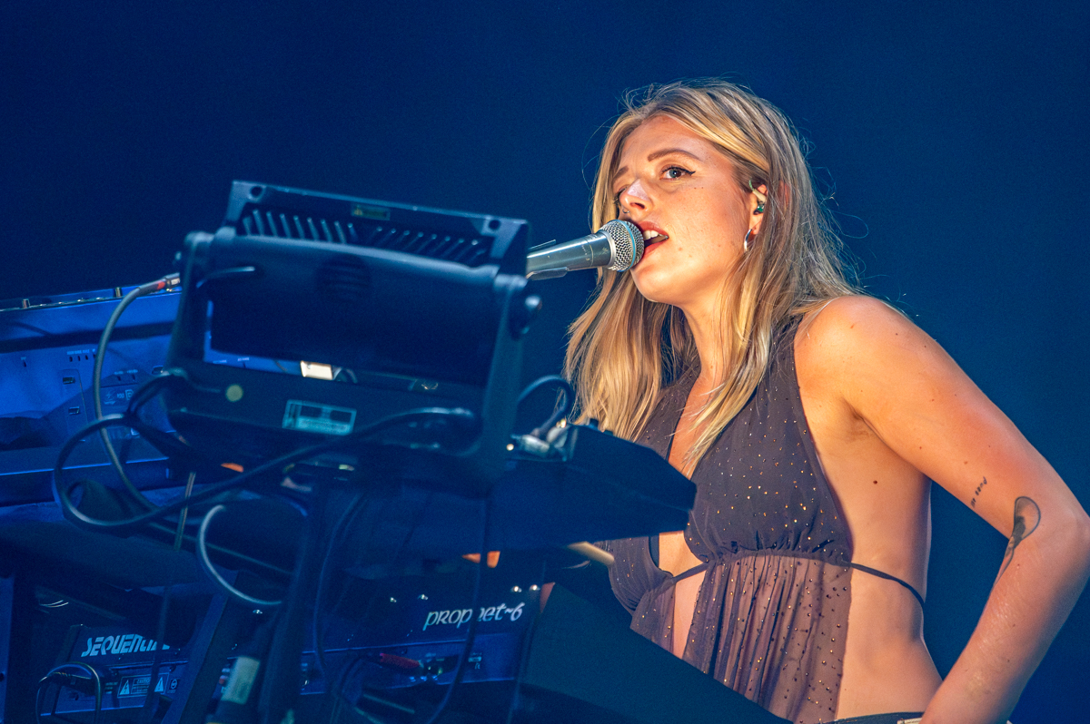 Maan @ Lowlands, picture 5, photographed by Anoek Houben - FrontView Magazine