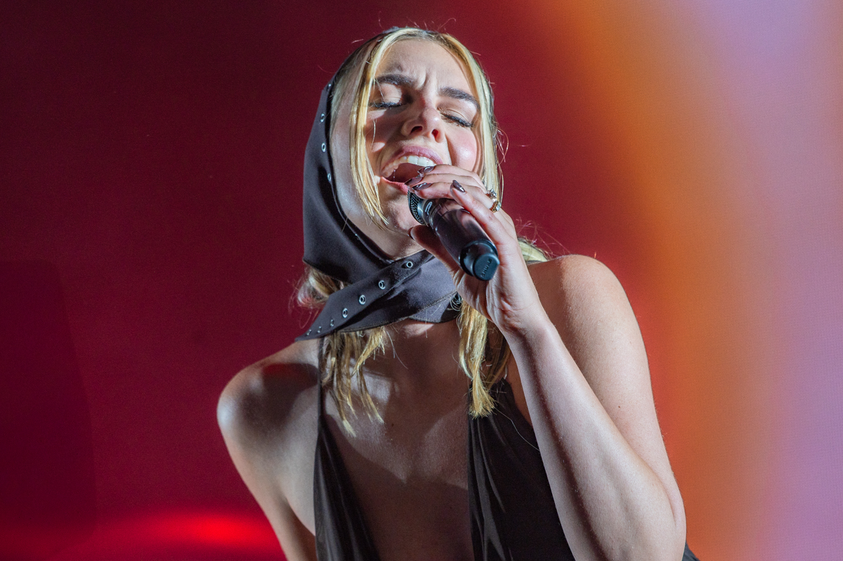 Maan @ Lowlands, picture 7, photographed by Anoek Houben - FrontView Magazine