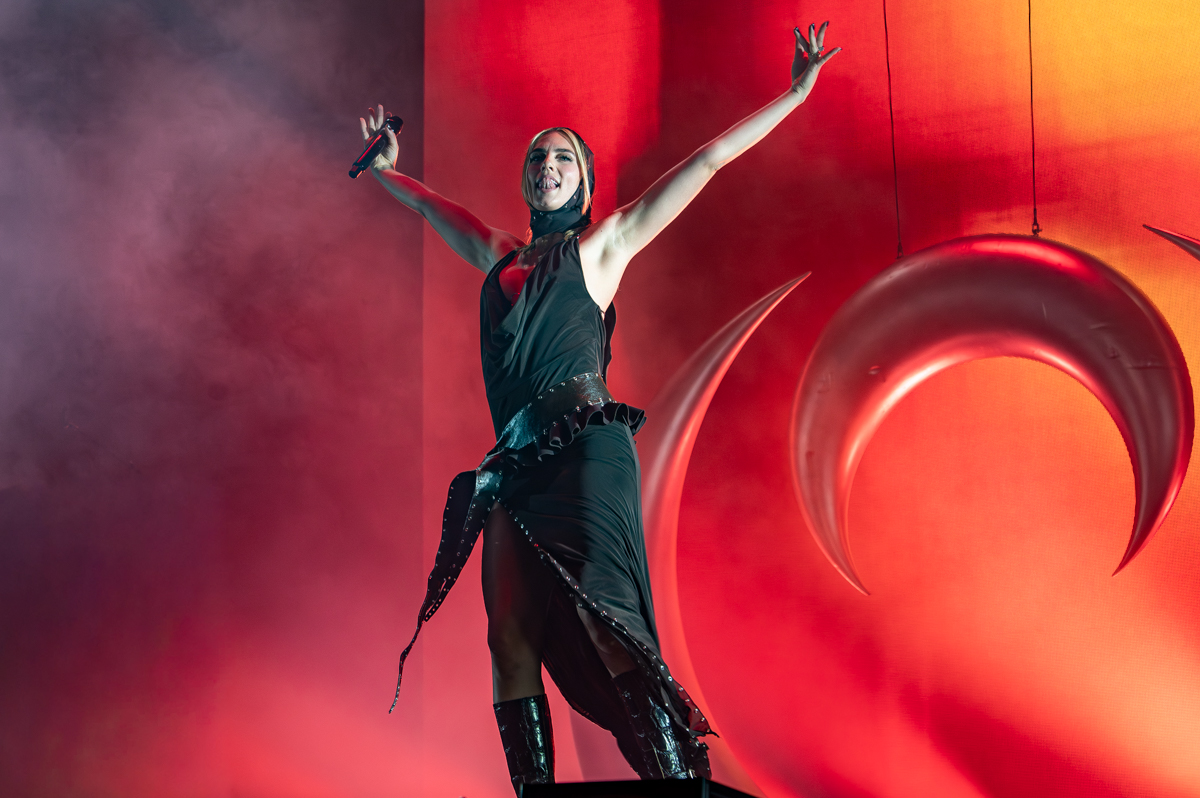 Maan @ Lowlands, picture 11, photographed by Anoek Houben - FrontView Magazine