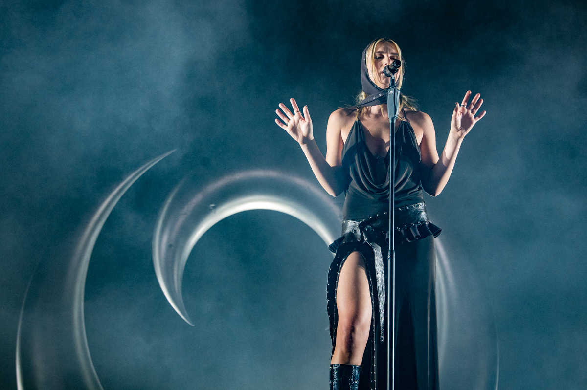 Maan @ Lowlands, picture 12, photographed by Anoek Houben - FrontView Magazine