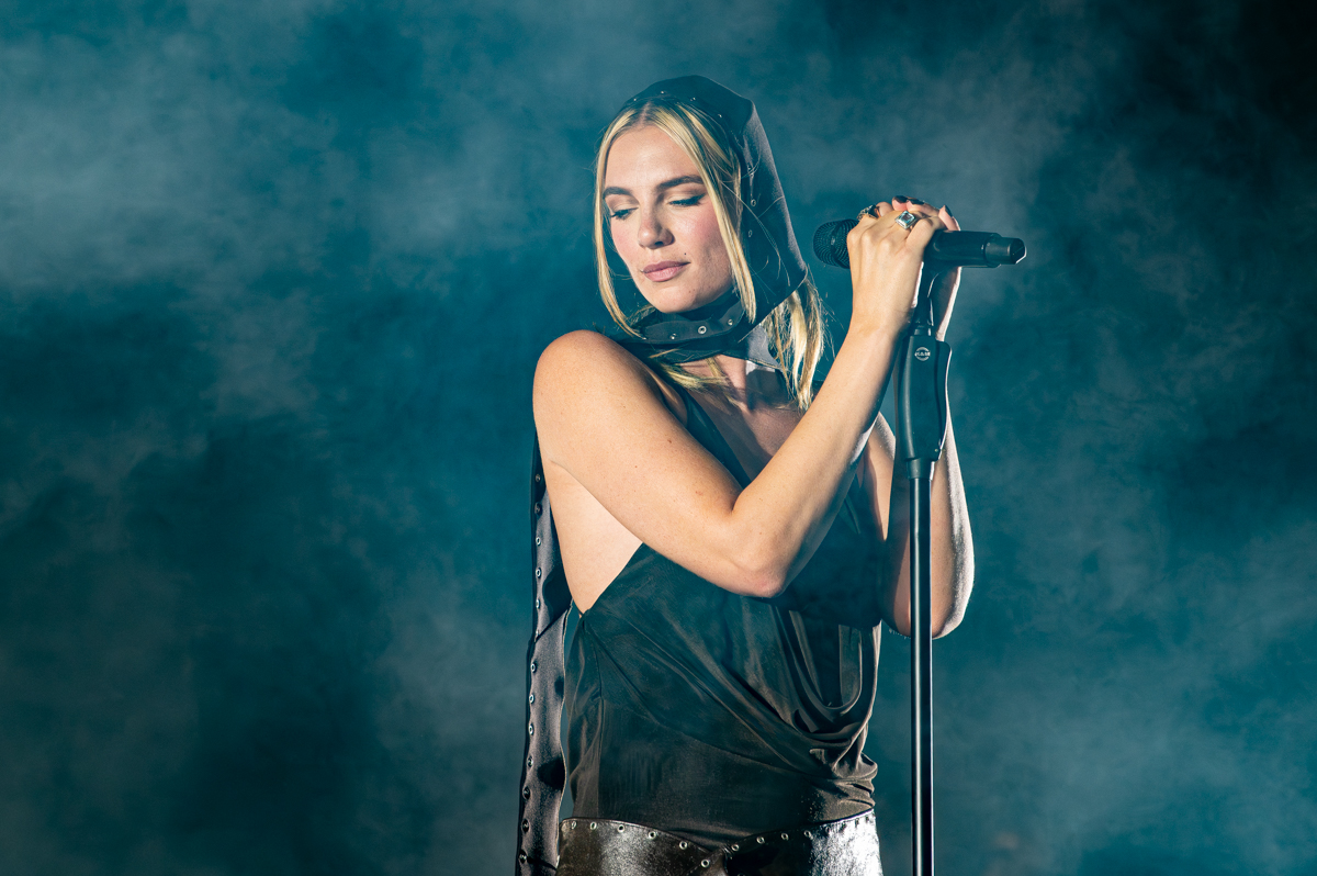 Maan @ Lowlands, picture 13, photographed by Anoek Houben - FrontView Magazine