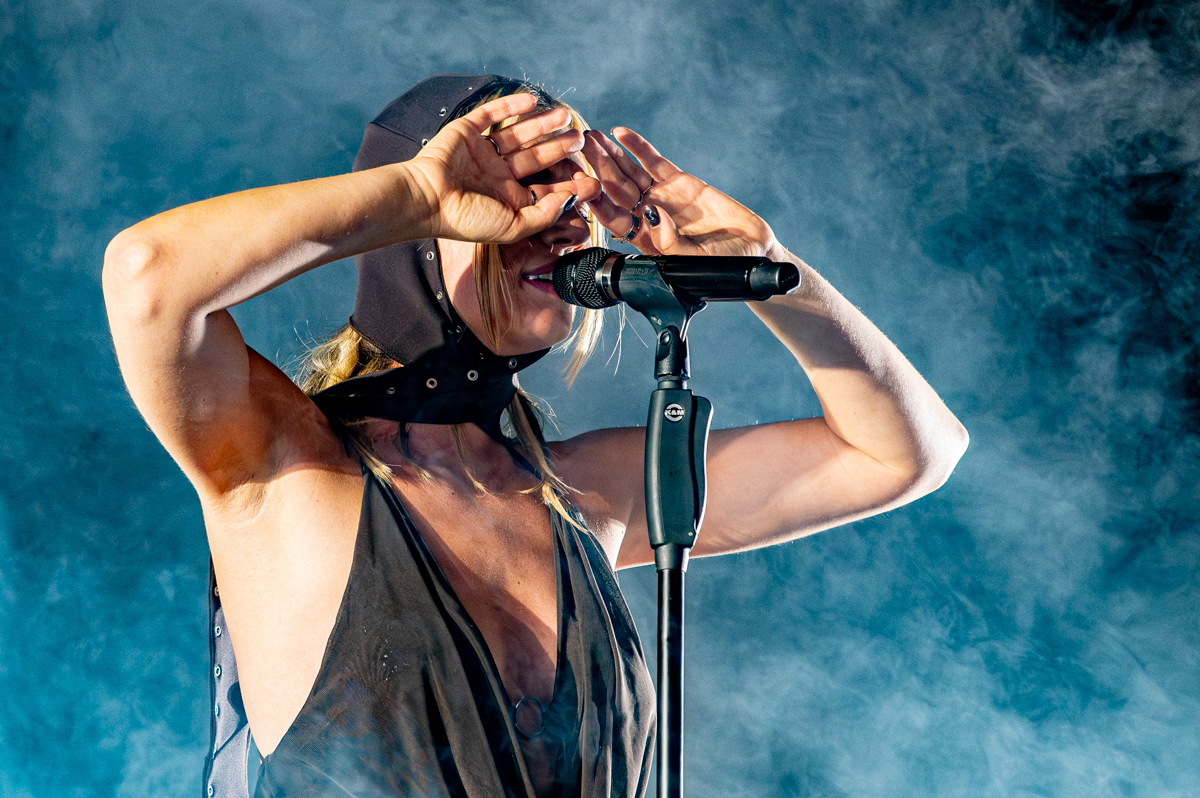 Maan @ Lowlands, picture 14, photographed by Anoek Houben - FrontView Magazine