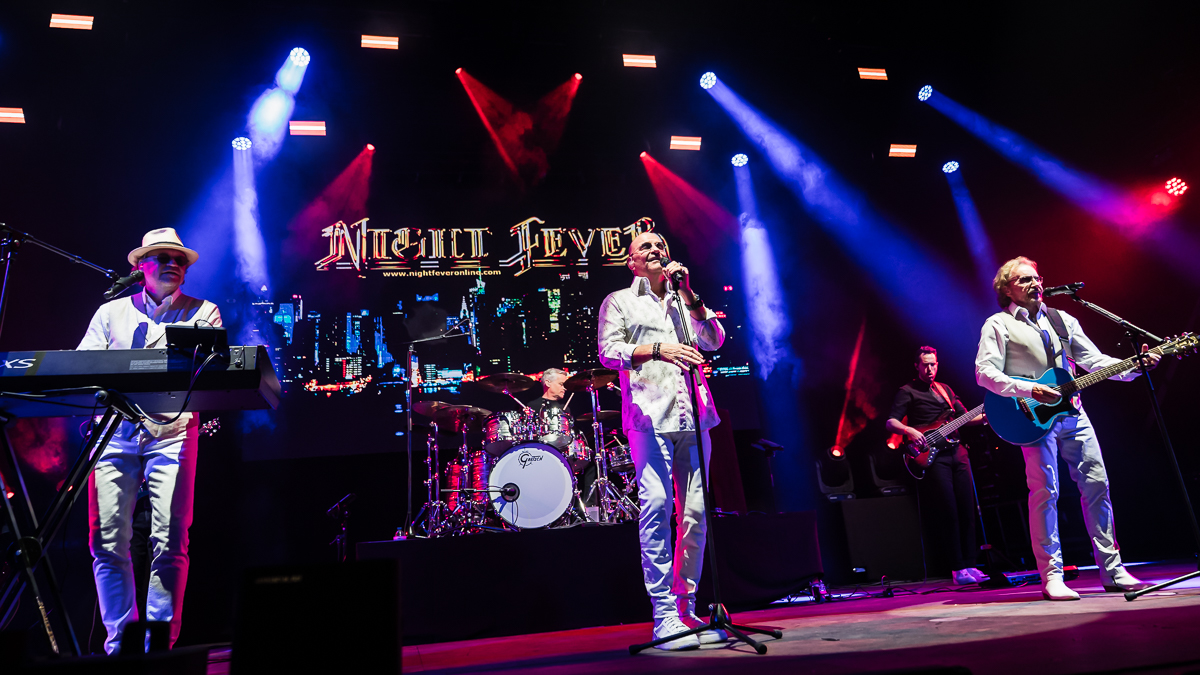 Night Fever - A tribute to the Bee Gees @ Fonnefeesten 2025, foto 1, foto's door Danny Wagemans - FrontView Magazine