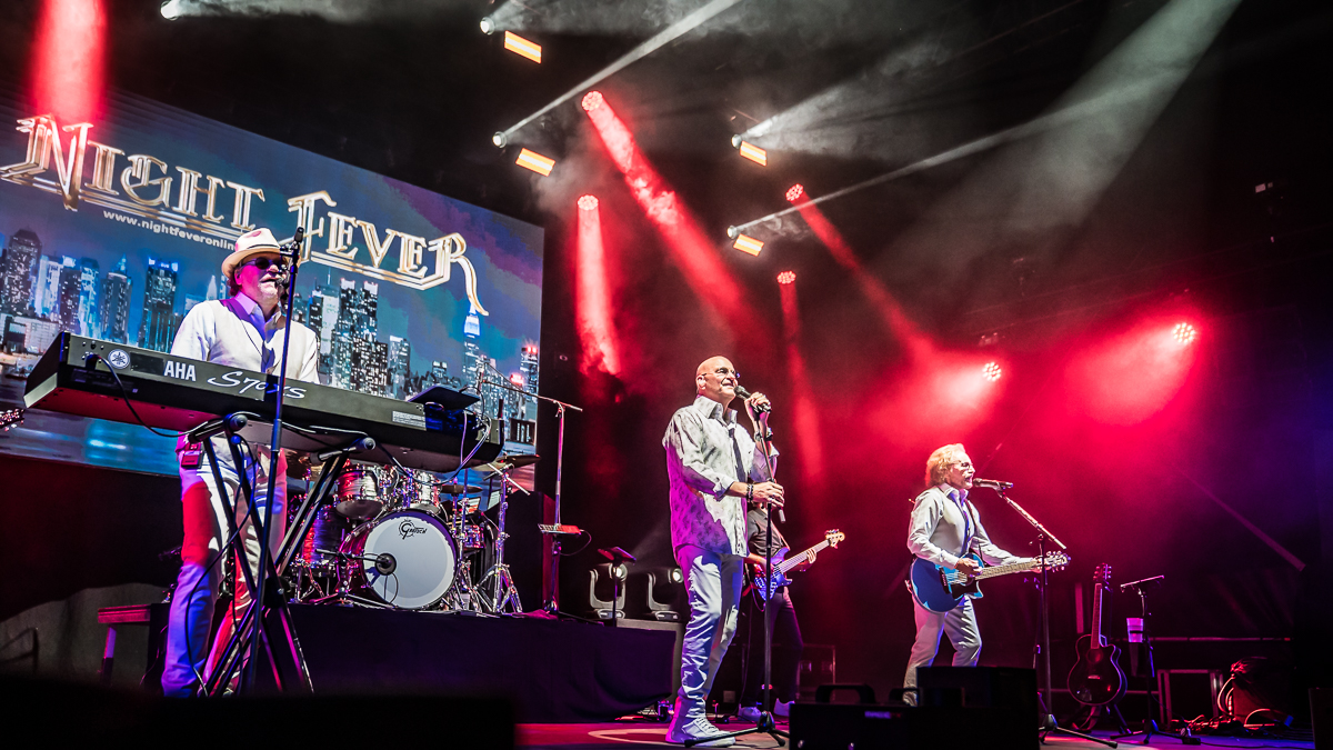 Night Fever - A tribute to the Bee Gees @ Fonnefeesten 2025, foto 8, foto's door Danny Wagemans - FrontView Magazine