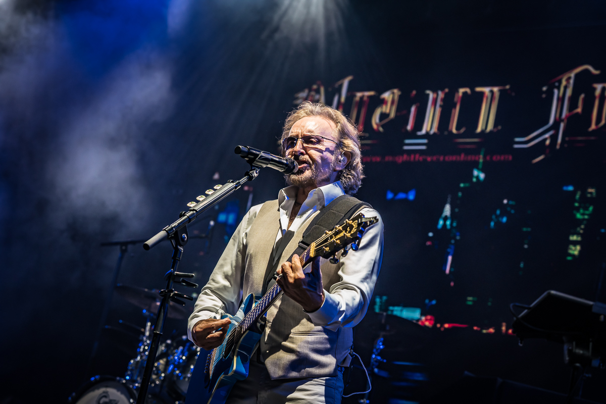 Night Fever - A tribute to the Bee Gees @ Fonnefeesten 2025, foto 11, foto's door Danny Wagemans - FrontView Magazine