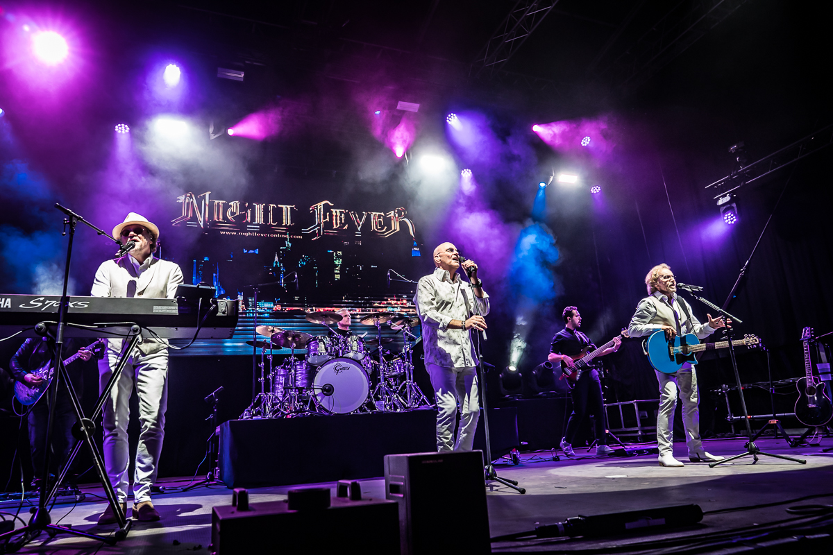 Night Fever - A tribute to the Bee Gees @ Fonnefeesten 2025, foto 15, foto's door Danny Wagemans - FrontView Magazine