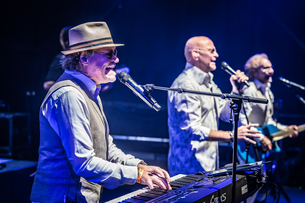 Night Fever - A tribute to the Bee Gees @ Fonnefeesten 2025, foto 16, foto's door Danny Wagemans - FrontView Magazine