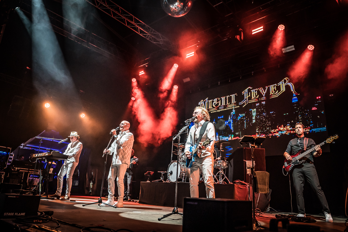 Night Fever - A tribute to the Bee Gees @ Fonnefeesten 2025, foto 29, foto's door Danny Wagemans - FrontView Magazine