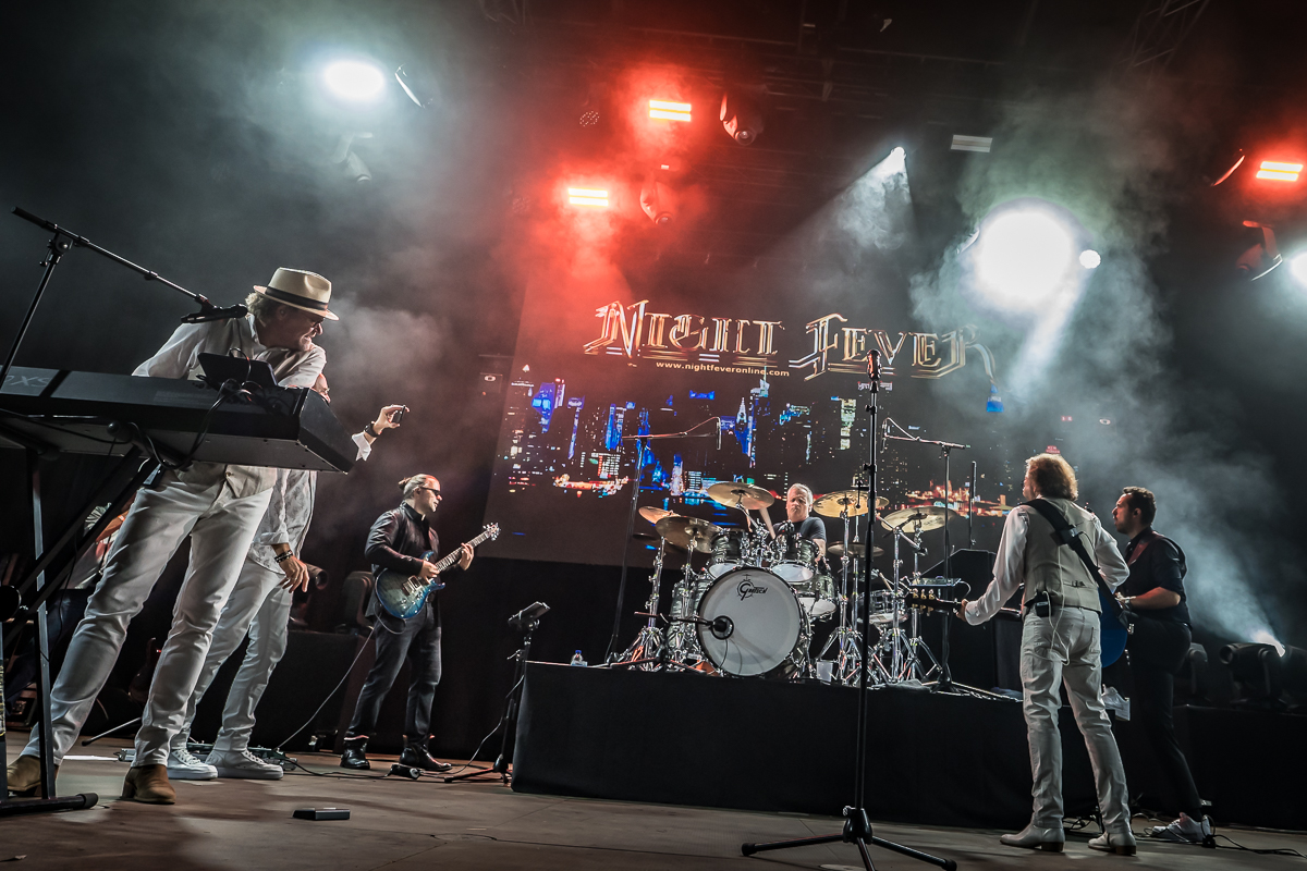 Night Fever - A tribute to the Bee Gees @ Fonnefeesten 2025, foto 32, foto's door Danny Wagemans - FrontView Magazine