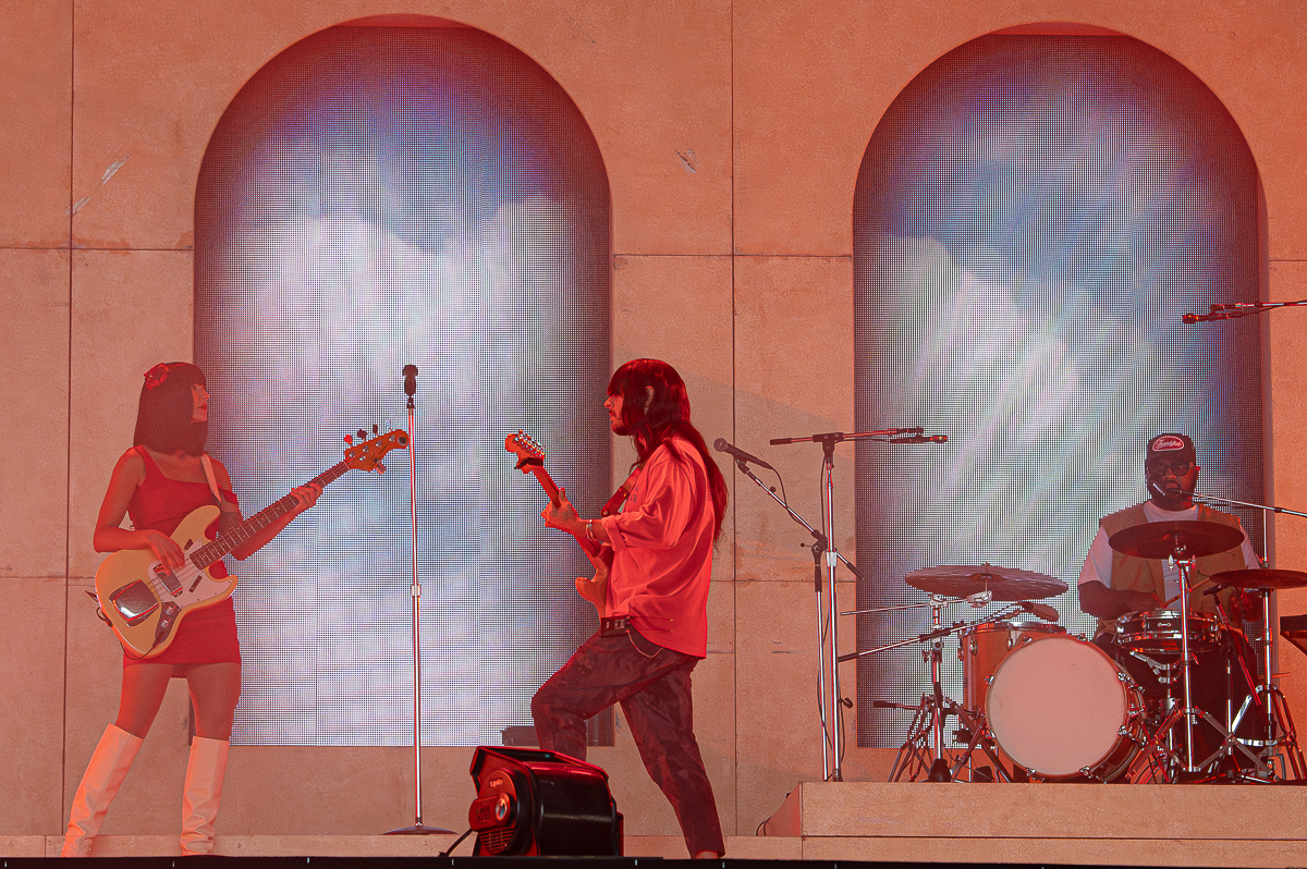 Khruangbin @ Lowlands, picture 2, photographed by Anoek Houben - FrontView Magazine