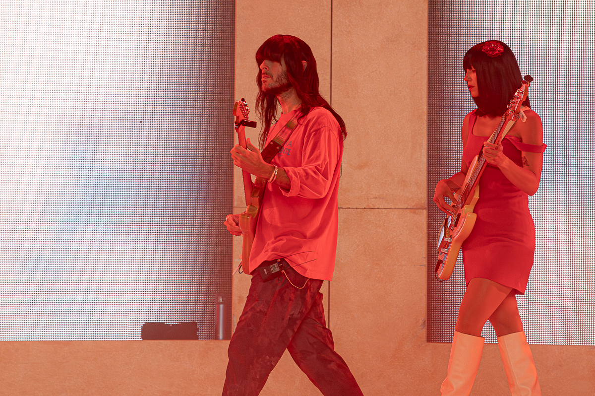 Khruangbin @ Lowlands, picture 3, photographed by Anoek Houben - FrontView Magazine