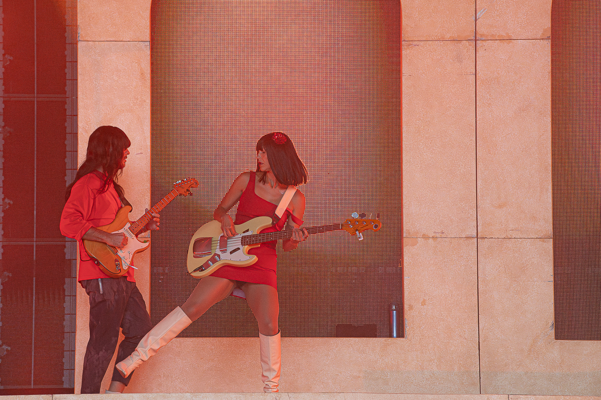 Khruangbin @ Lowlands, picture 8, photographed by Anoek Houben - FrontView Magazine