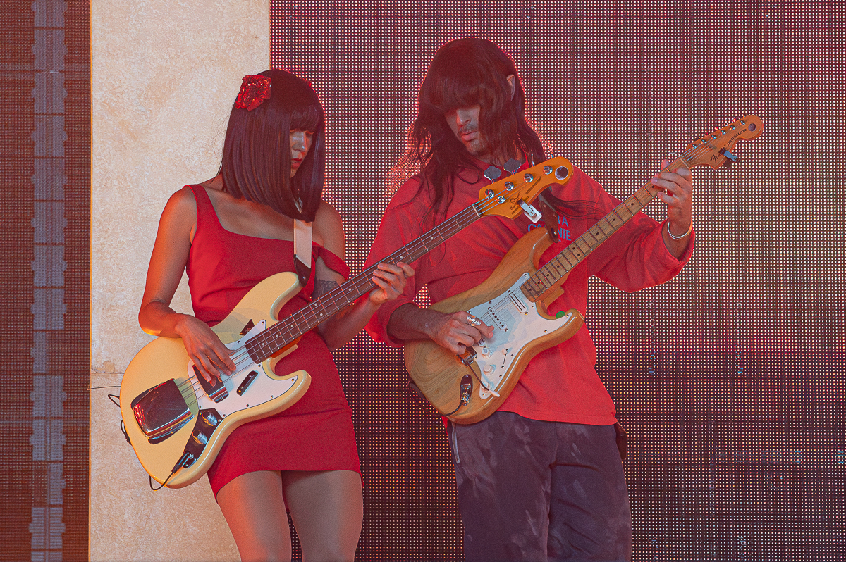 Khruangbin @ Lowlands, picture 9, photographed by Anoek Houben - FrontView Magazine