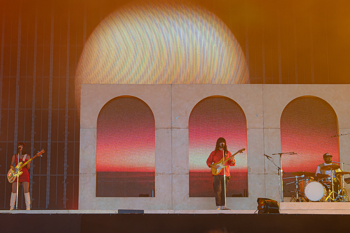 Khruangbin @ Lowlands, picture 10, photographed by Anoek Houben - FrontView Magazine