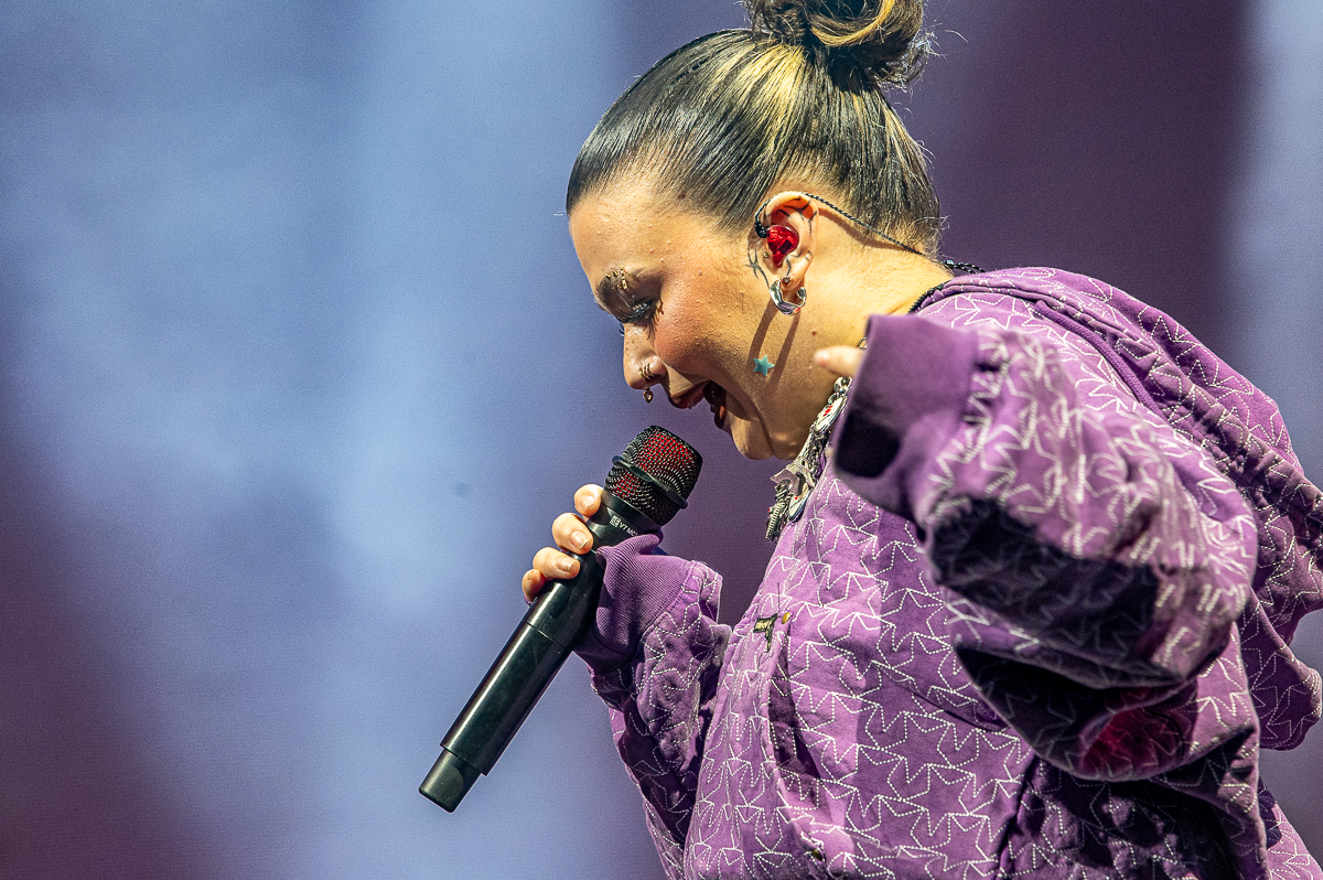 Lola Young @ Lowlands, foto 1, foto's door Anoek Houben - FrontView Magazine