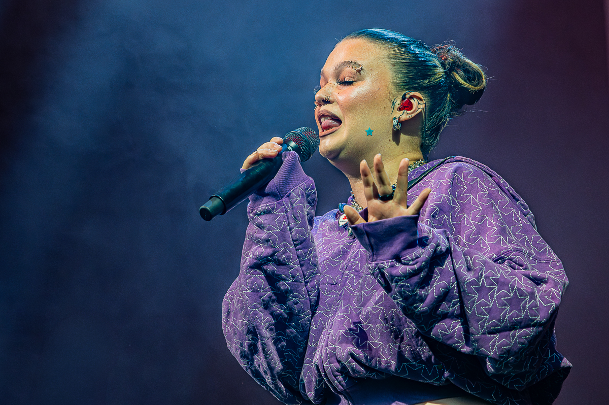 Lola Young @ Lowlands, foto 4, foto's door Anoek Houben - FrontView Magazine