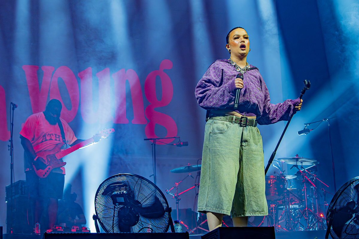 Lola Young @ Lowlands, foto 7, foto's door Anoek Houben - FrontView Magazine
