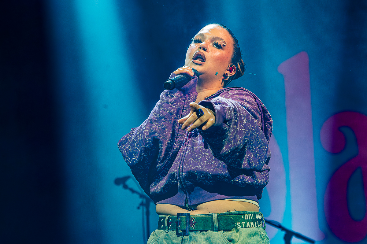 Lola Young @ Lowlands, foto 11, foto's door Anoek Houben - FrontView Magazine