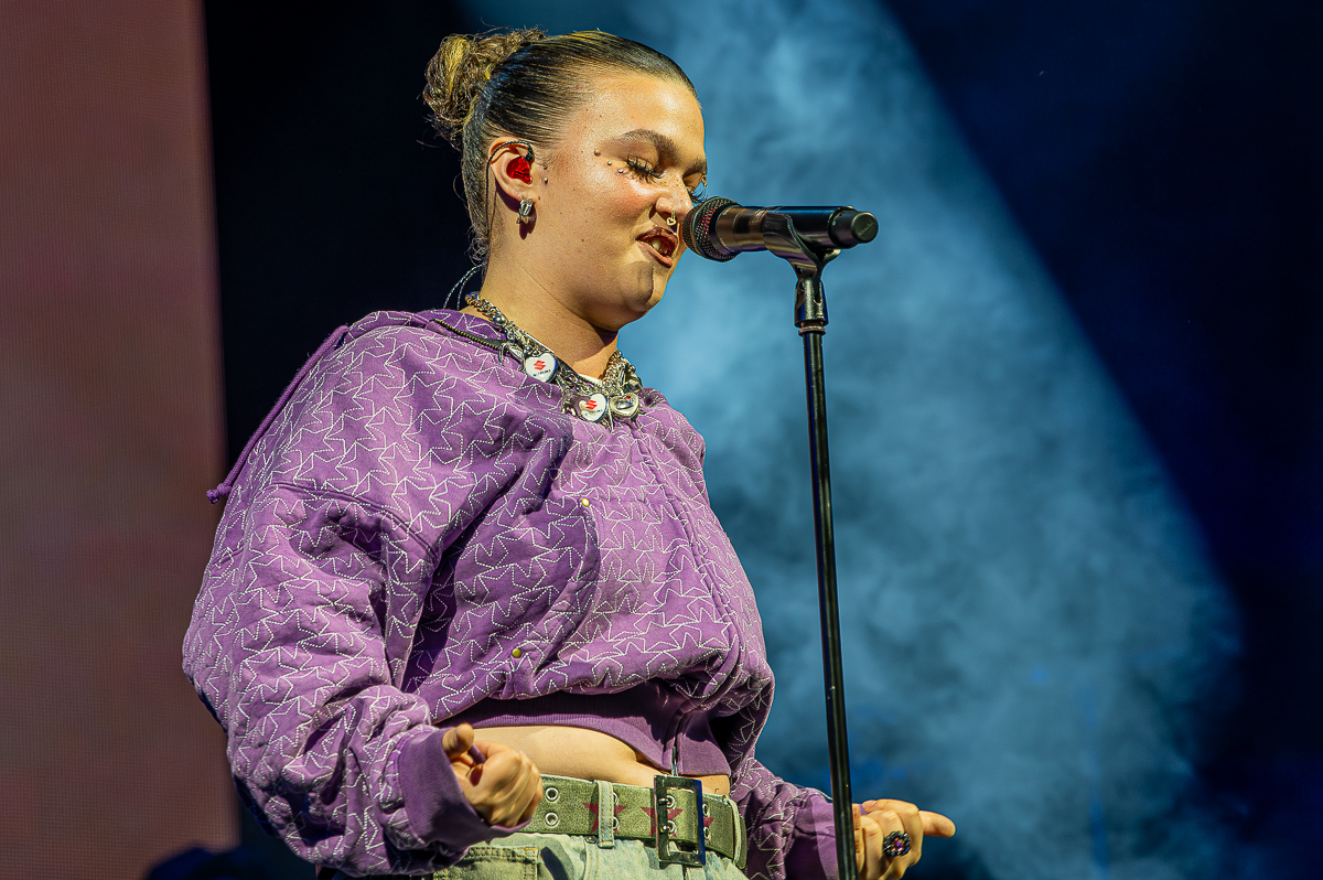 Lola Young @ Lowlands, foto 16, foto's door Anoek Houben - FrontView Magazine