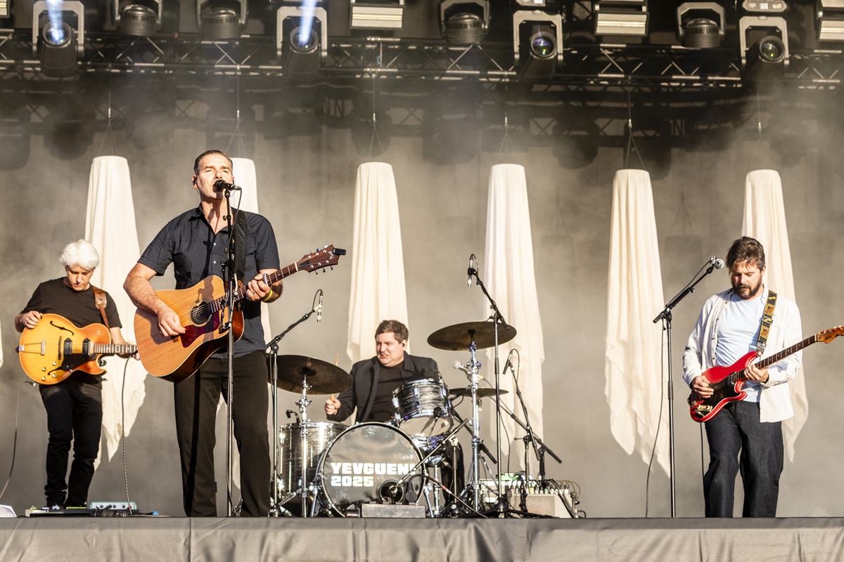 Yevgueni @ Maanrock 2025, foto 1, foto's door Edwin Houdevelt - FrontView Magazine