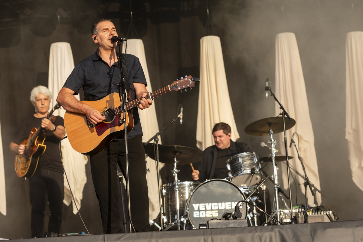 Yevgueni @ Maanrock 2025, foto 10, foto's door Edwin Houdevelt - FrontView Magazine