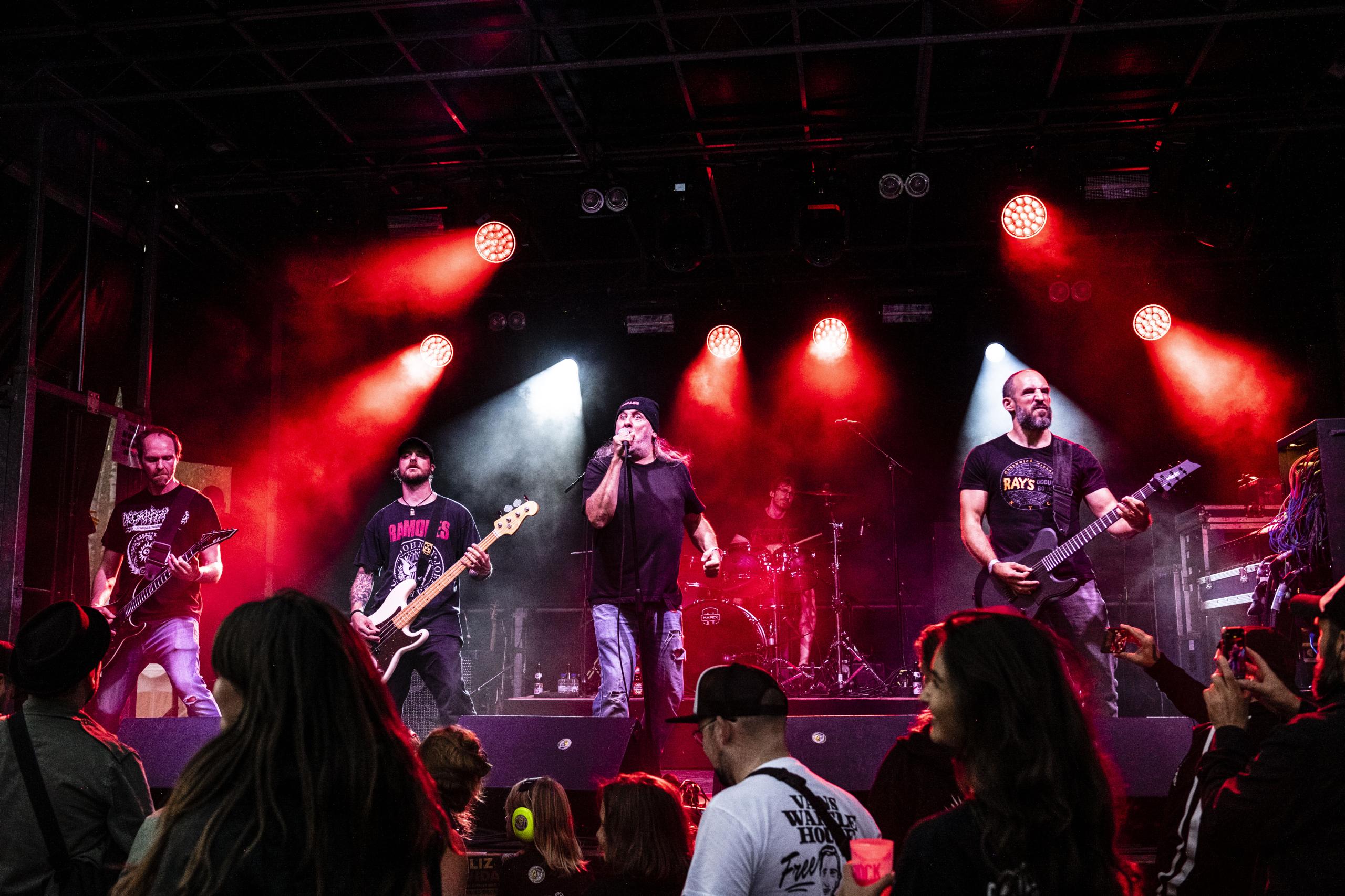 Cyclone - Punx in the pit @ De Schorre, picture 13, photographed by Sandra Van Watermeulen - FrontView Magazine