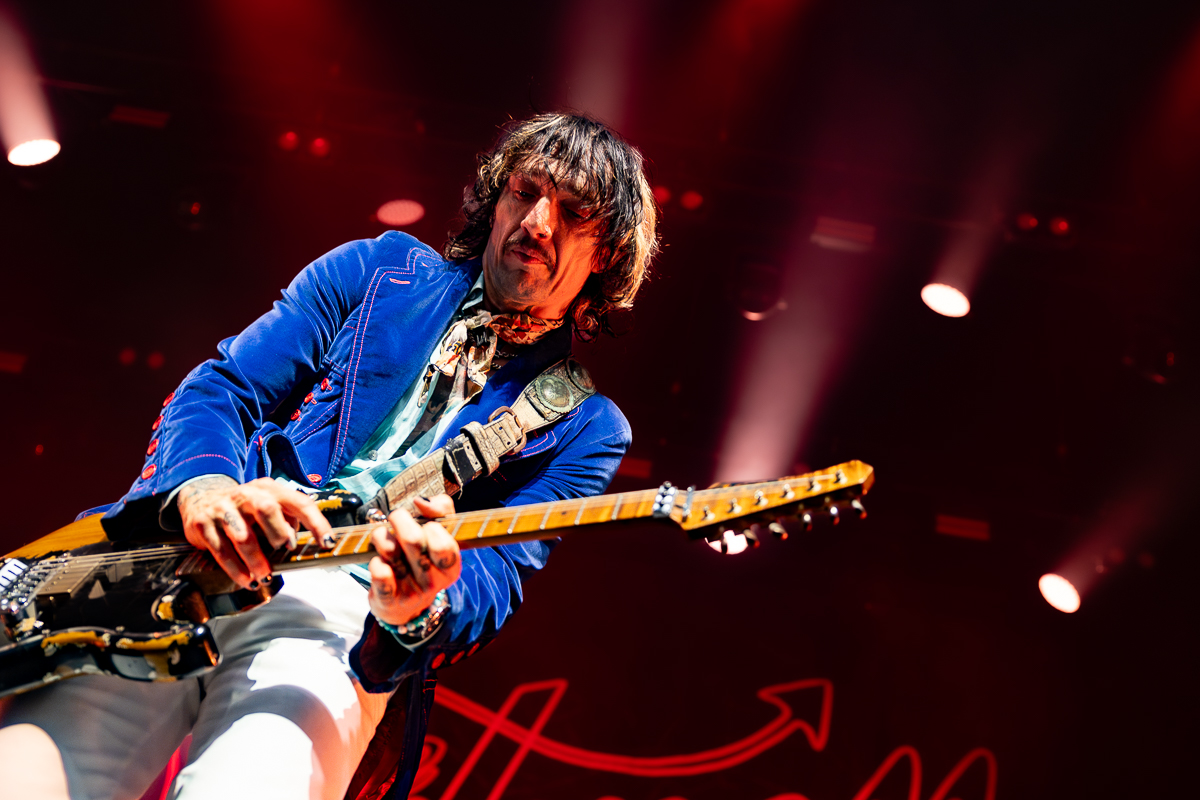 The Darkness @ 013, foto 10, foto's door Dorien Goetschalckx - FrontView Magazine