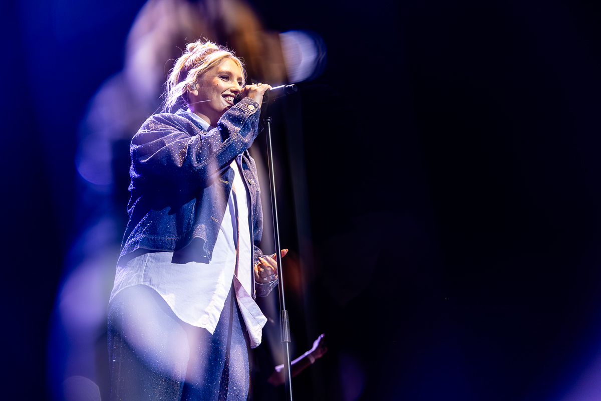 Ella Henderson @ Lotto Arena, picture 3, photographed by Dorien Goetschalckx - FrontView Magazine