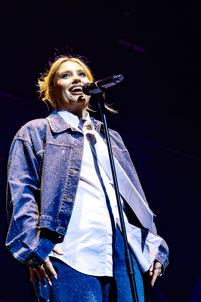 Ella Henderson @ Lotto Arena, picture 7, photographed by Dorien Goetschalckx - FrontView Magazine