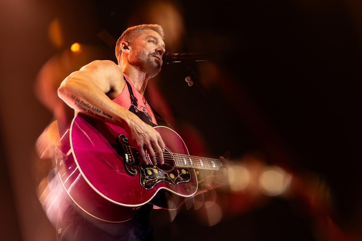 Brett Young @ 013, picture 1, photographed by Dorien Goetschalckx - FrontView Magazine