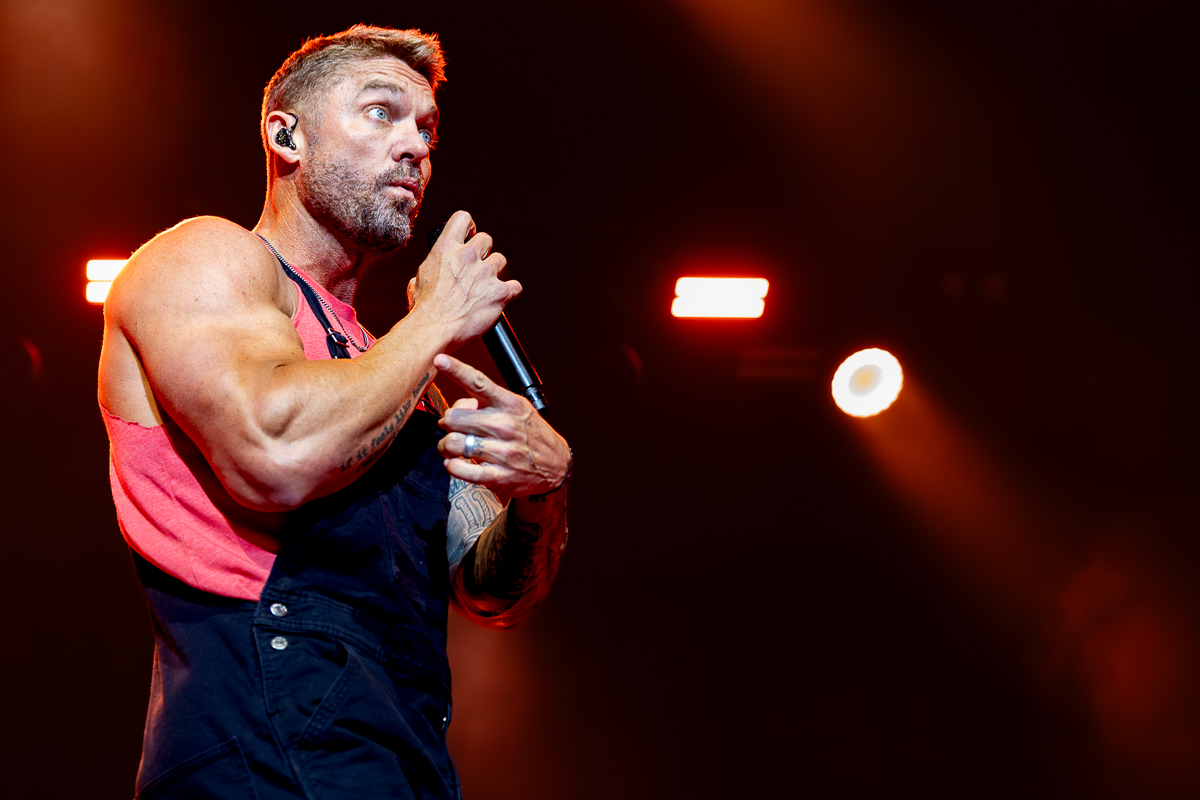 Brett Young @ 013, picture 8, photographed by Dorien Goetschalckx - FrontView Magazine