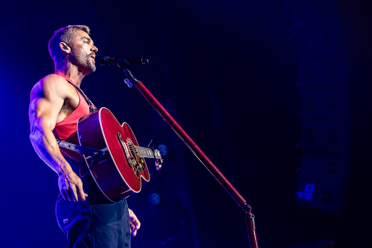 Brett Young @ 013, picture 14, photographed by Dorien Goetschalckx - FrontView Magazine