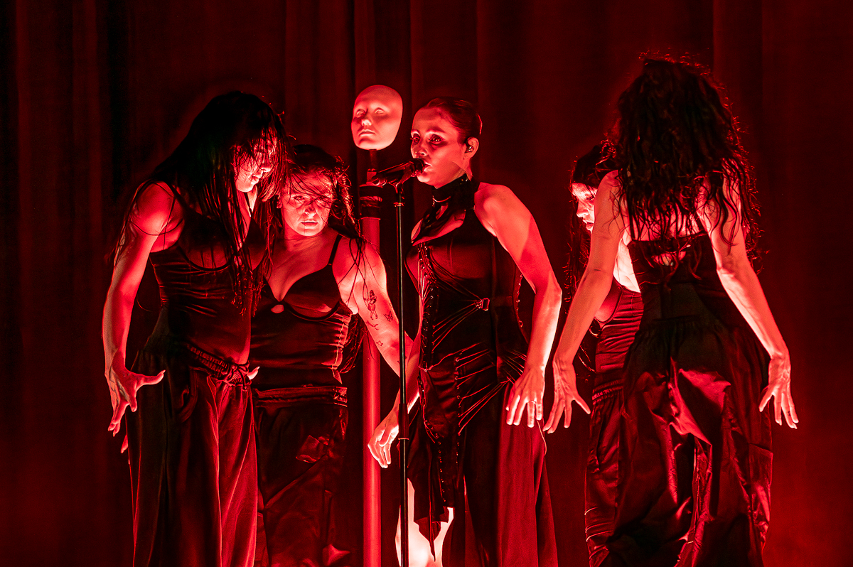 Banks @ Trix, picture 9, photographed by Anoek Houben - FrontView Magazine