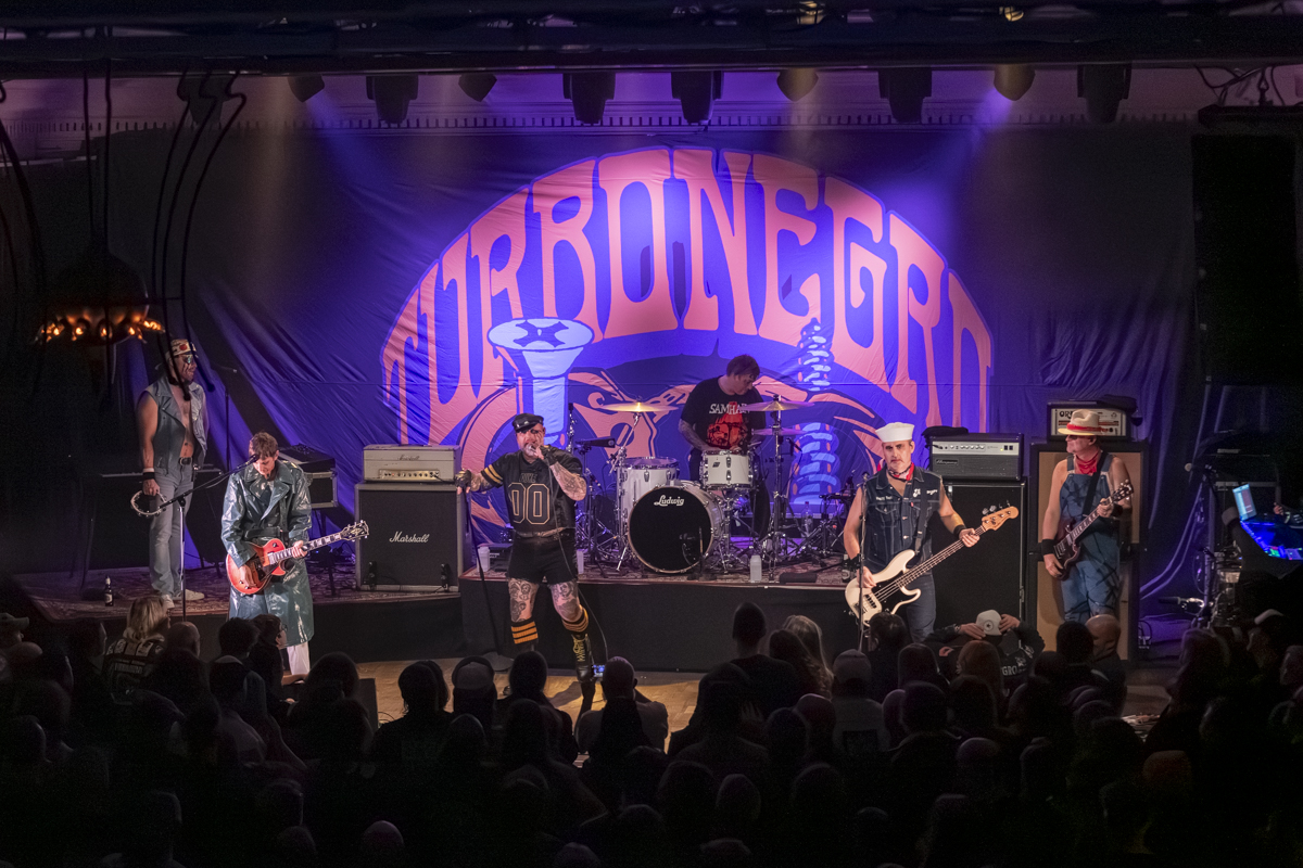 Turbonegro @ De Casino, foto 12, foto's door Bart Janssens - FrontView Magazine