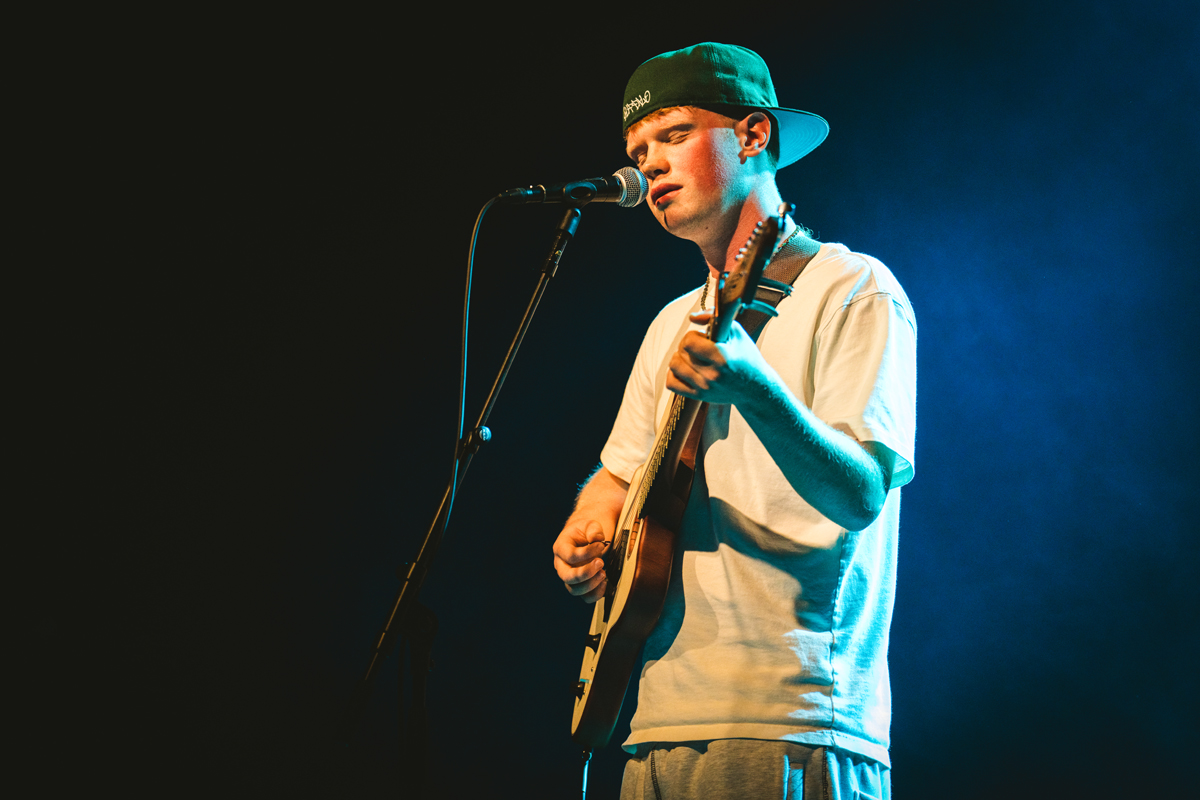 Finn Askew @ Ancienne Belgique, picture 1, photographed by Livia Vaduva - FrontView Magazine