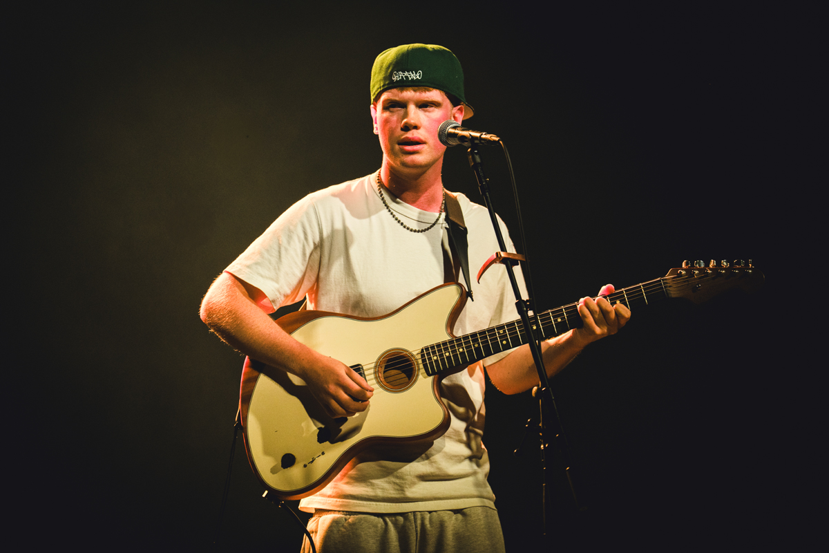 Finn Askew @ Ancienne Belgique, picture 2, photographed by Livia Vaduva - FrontView Magazine