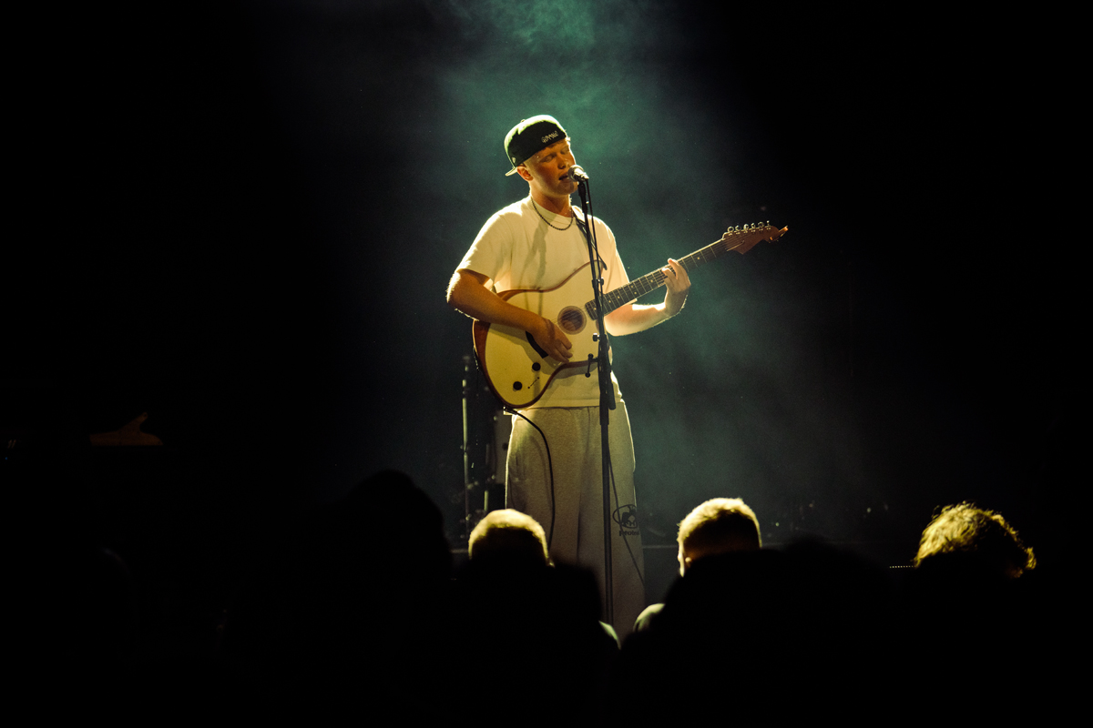 Finn Askew @ Ancienne Belgique, picture 3, photographed by Livia Vaduva - FrontView Magazine