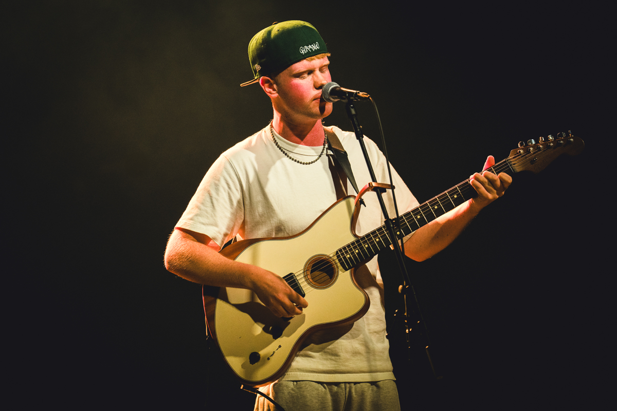 Finn Askew @ Ancienne Belgique, picture 5, photographed by Livia Vaduva - FrontView Magazine
