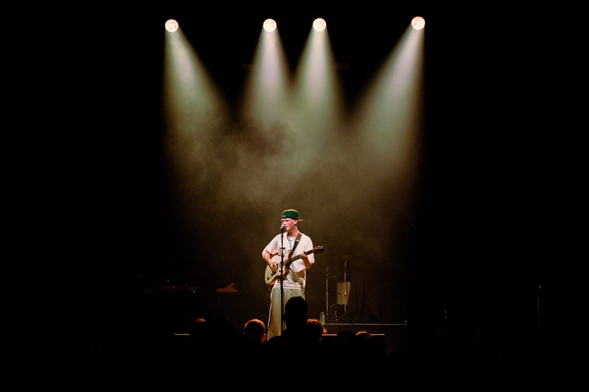 Finn Askew @ Ancienne Belgique, picture 6, photographed by Livia Vaduva - FrontView Magazine