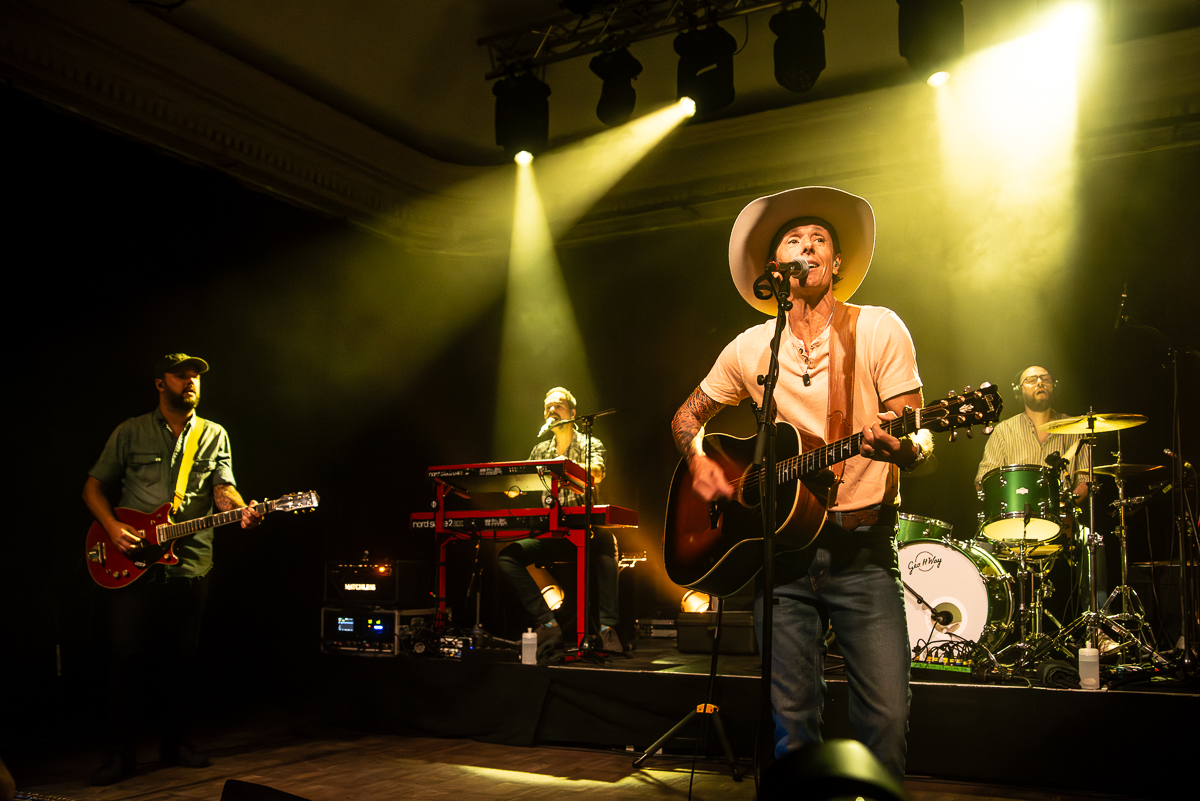 Sam Bettens - Coming Home @ De Casino, picture 1, photographed by Raf Van Daele - FrontView Magazine
