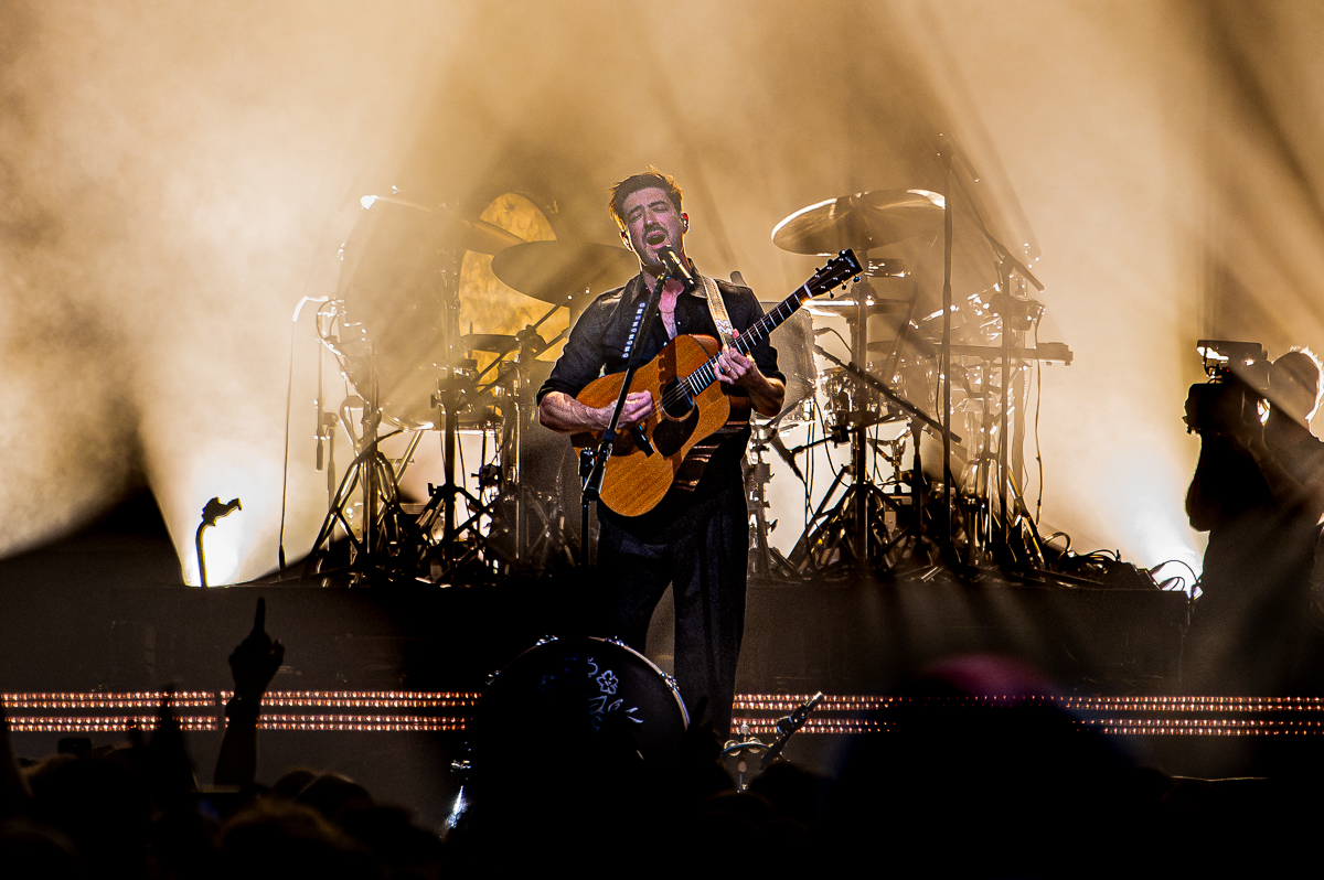 Mumford & Sons @ AFAS Dome, picture 2, photographed by Anoek Houben - FrontView Magazine
