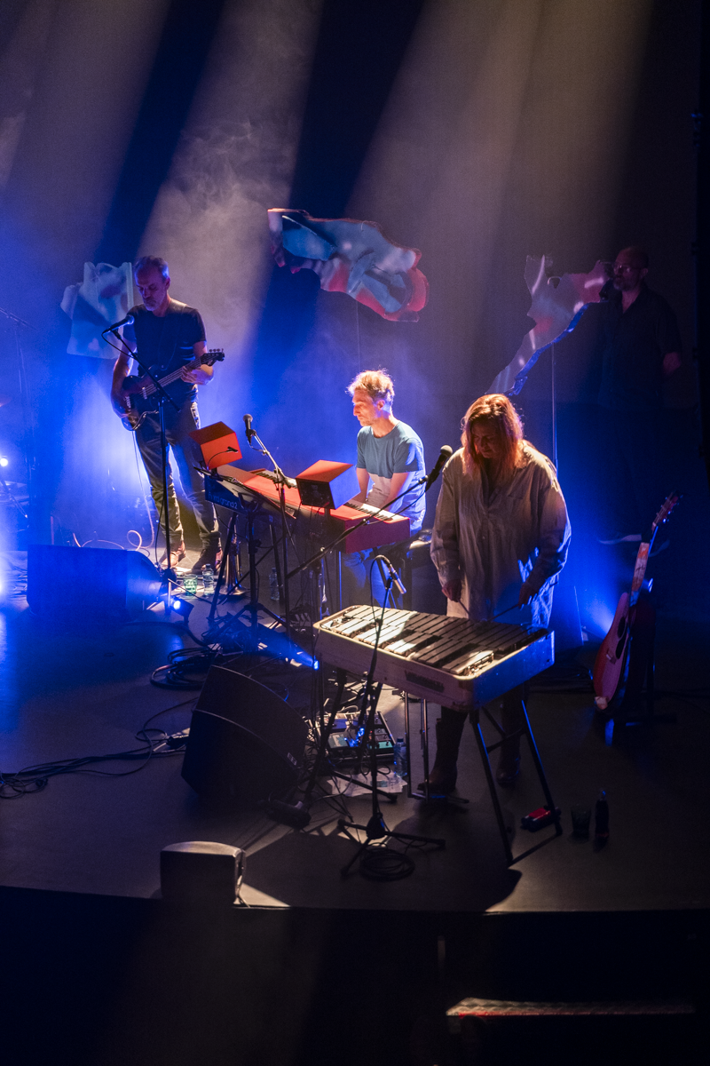 Isbells @ Arenbergschouwburg, foto 5, foto's door Tine Van Daele - FrontView Magazine
