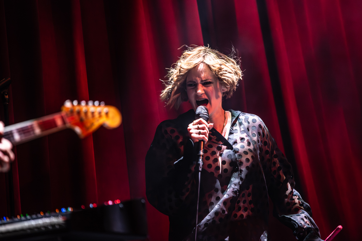 Noemie Wolfs - voorprogramma Warhaus @ De Roma, foto 9, foto's door Raf Van Daele - FrontView Magazine