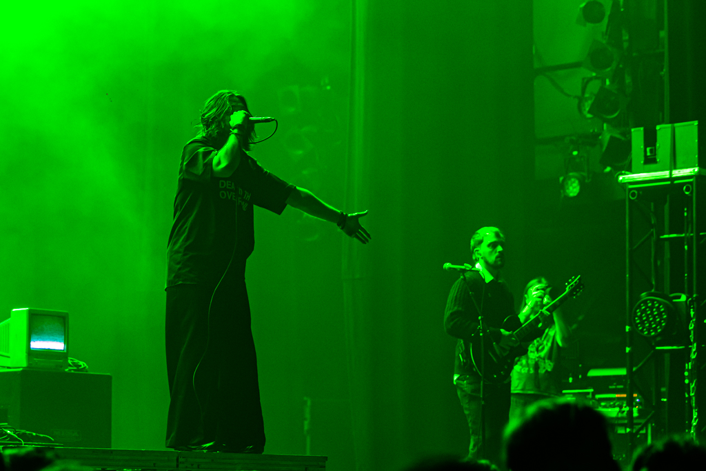 Static dress @ 013 Tilburg, picture 1, photographed by Peter Casie - FrontView Magazine