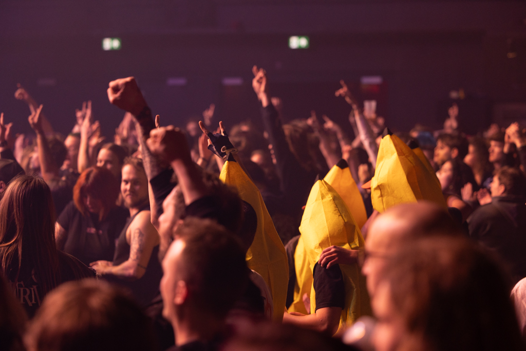 Static dress @ 013 Tilburg, picture 5, photographed by Peter Casie - FrontView Magazine