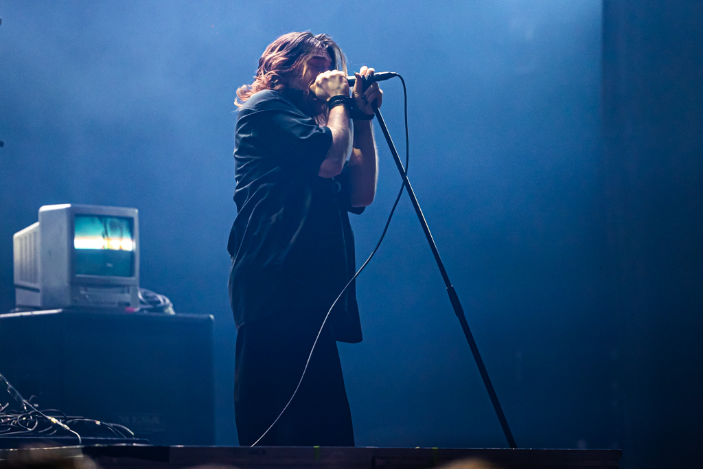 Static dress @ 013 Tilburg, picture 8, photographed by Peter Casie - FrontView Magazine