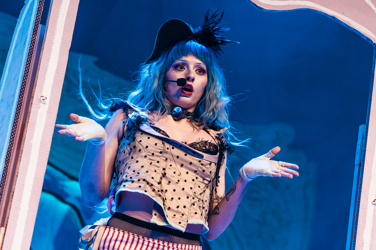 Ashnikko @ 013, picture 15, photographed by Istvan Bruggen - FrontView Magazine