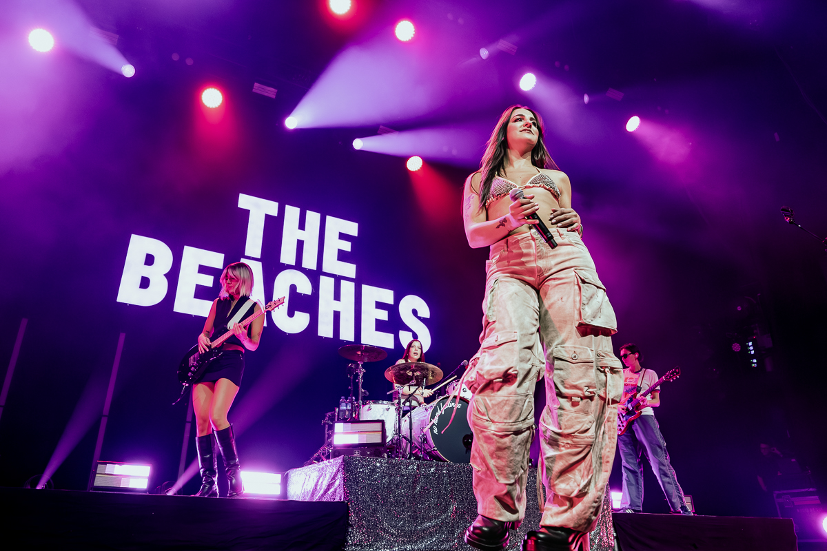 The Beaches @ 013, picture 7, photographed by Anoek Houben - FrontView Magazine